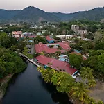 Beach Break Resort & Cr Surf Camp
