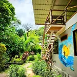 Don Jon\'S Surf And Yoga Lodge