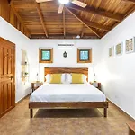 Makanas Beach Bungalows