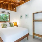 Makanas Beach Bungalows