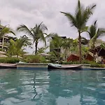 2-Bedroom Rainforest Suite & Balcony At Botanika