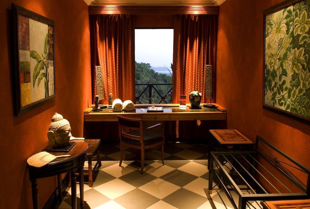 Hotel Caletas 4*