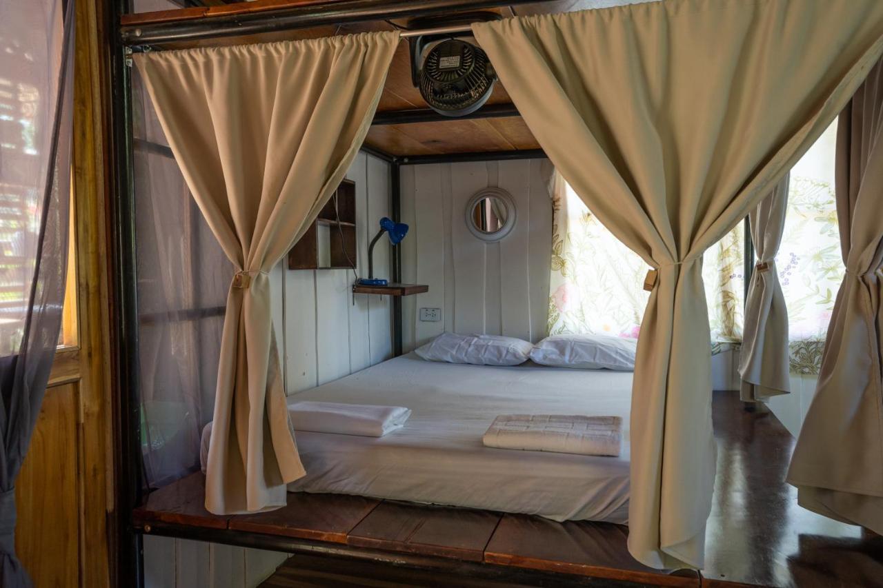 Salty Enthusiasts Share House &