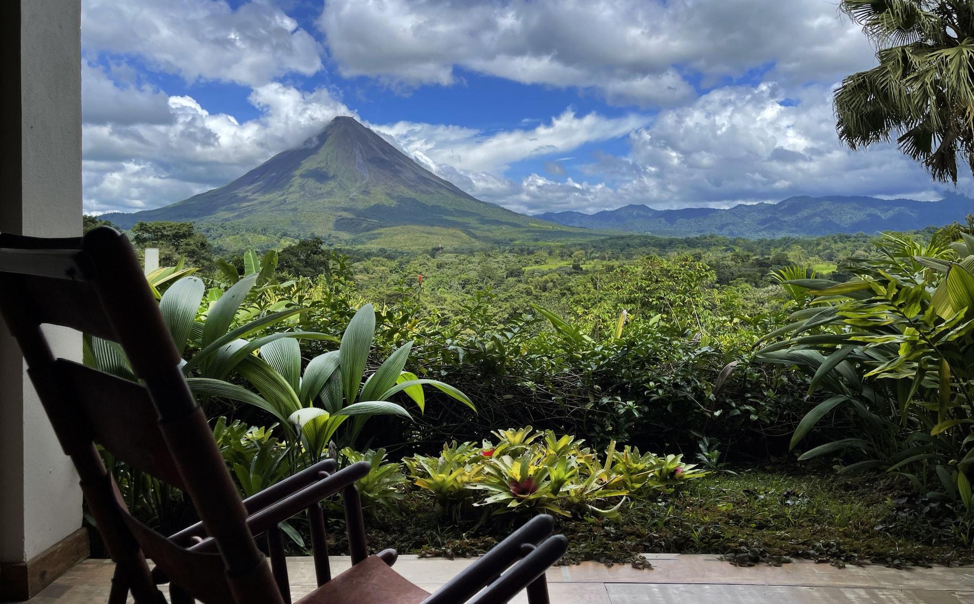 Lost Iguana And Hotel La Fortuna