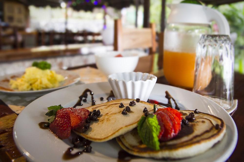 Hotel Rancho Corcovado 3*