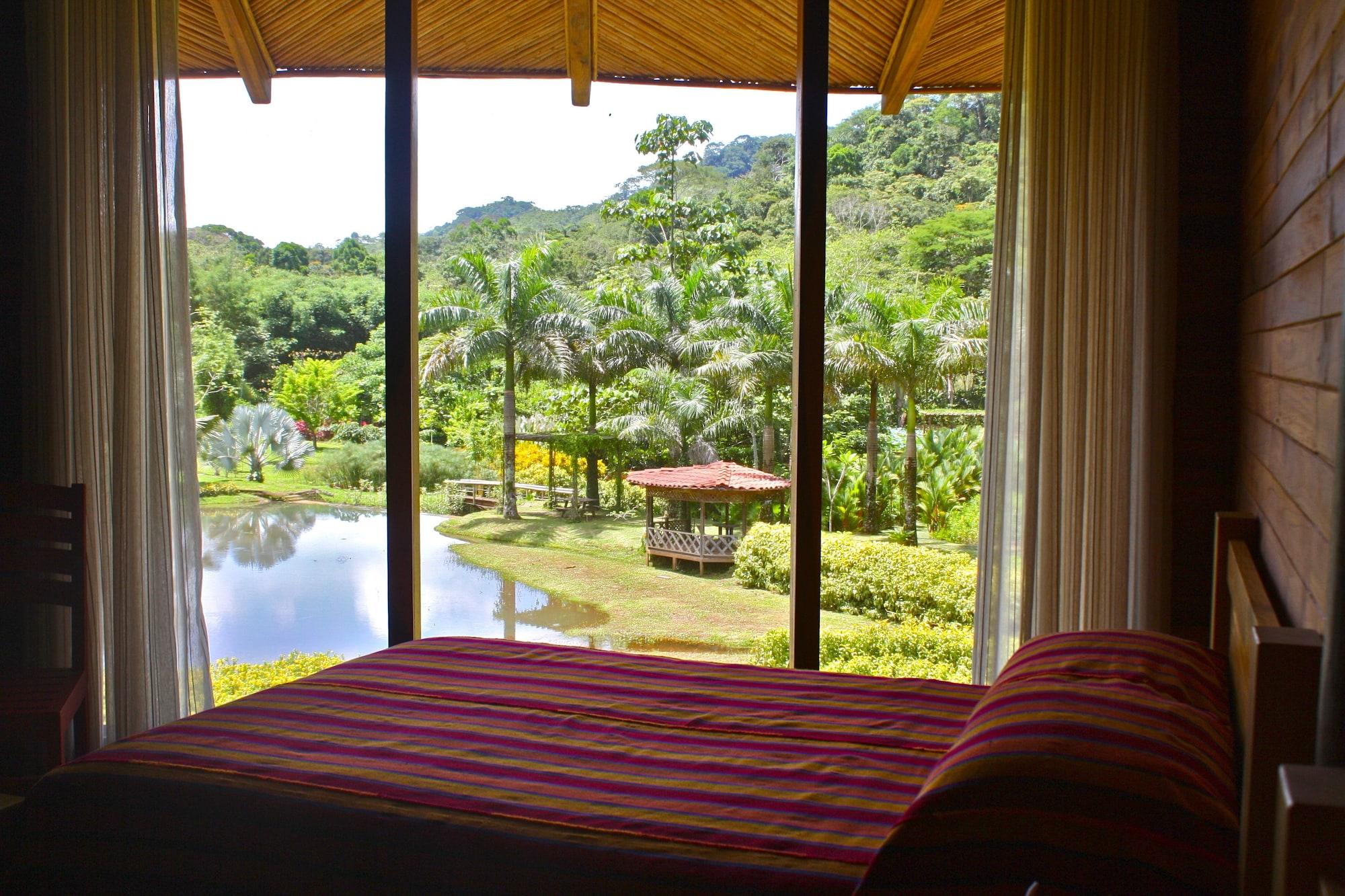 Macaw Lodge *