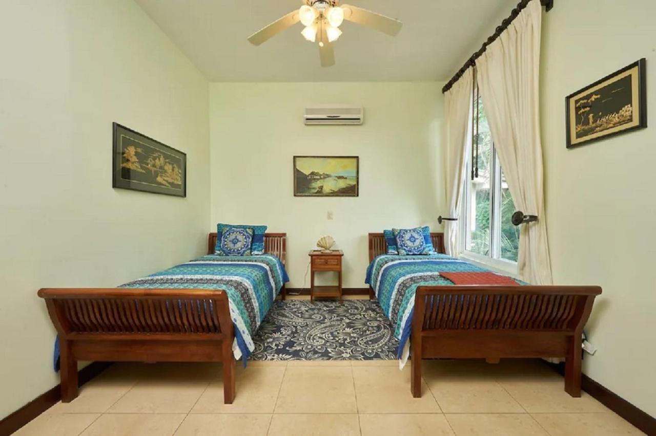 Beachfront - 7-br Villa, Private Cook Included - Casa Royal *