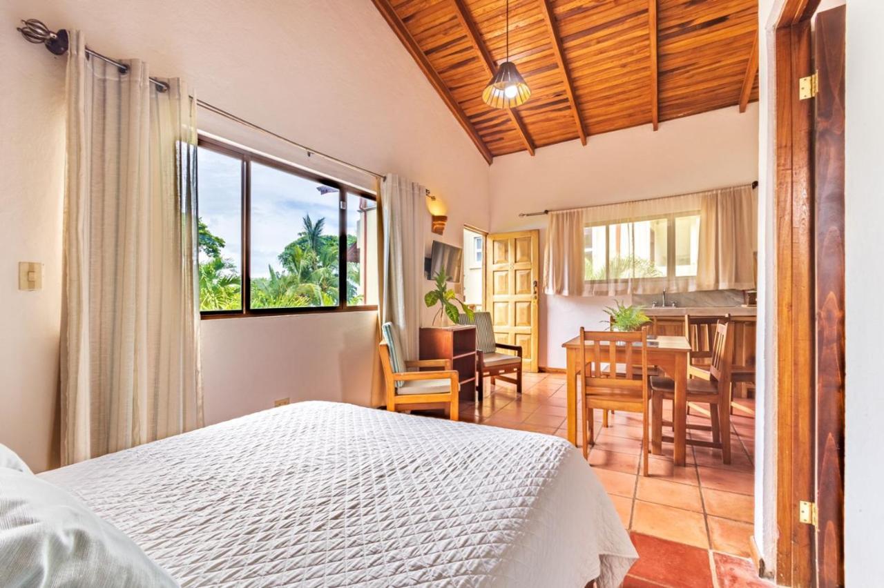 Ola Bonita Beachfront Hotel 3*