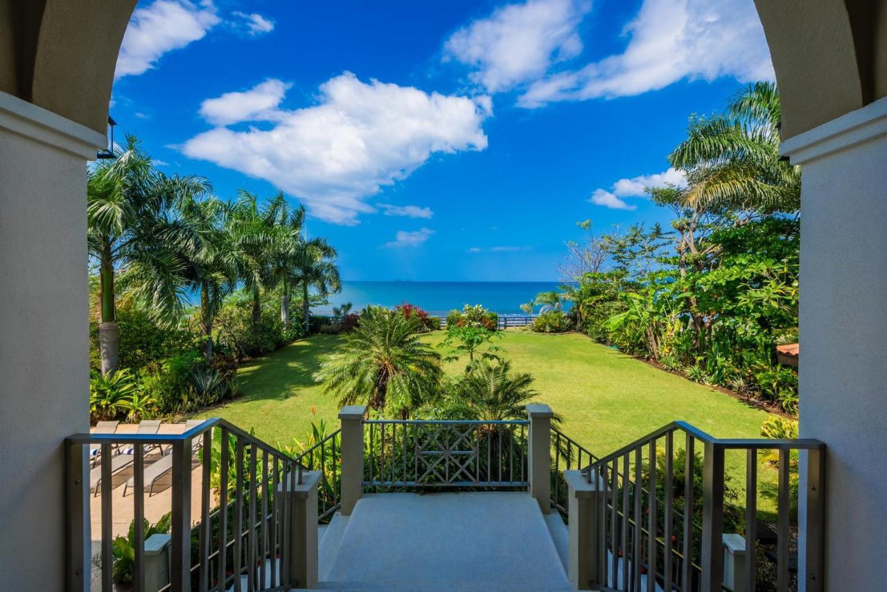 Beachfront - 7-br Villa, Private Cook Included - Casa Royal Villa *