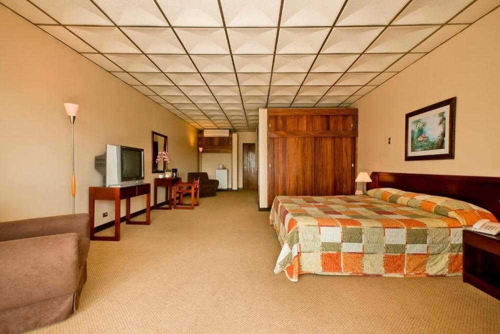 Costa Rica Tennis Club Hotel 3*