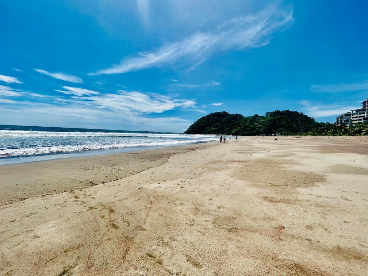 Apartamento De Lujo En Playa Jaco, Frente Al Mar, Wifi, Ac, Parqueo Privado Y Piscinas