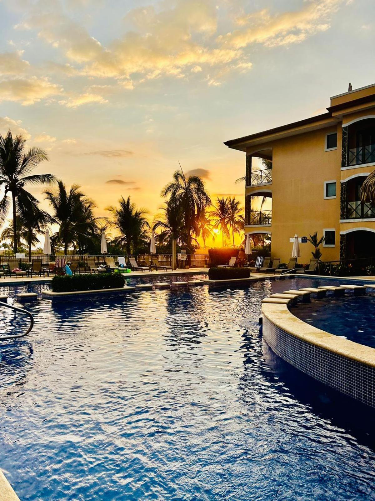 Apartamento De Lujo En Playa Jaco, Frente Al Mar, Wifi, Ac, Parqueo Privado Y Piscinas Jaco