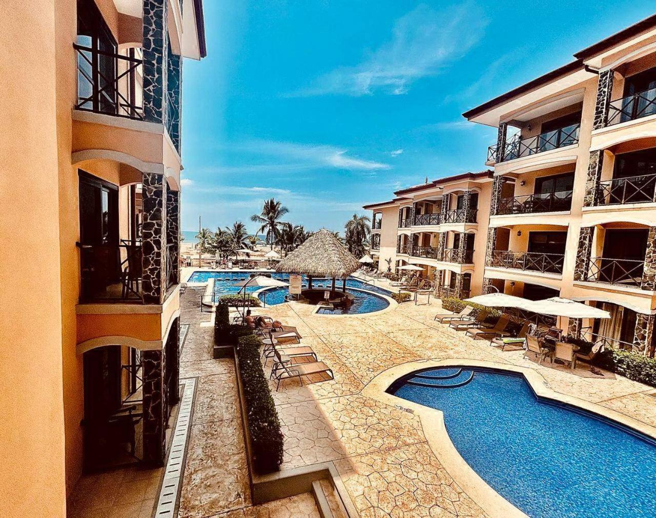 Apartamento De Lujo En Playa Jaco, Frente Al Mar, Wifi, Ac, Parqueo Privado Y Piscinas *