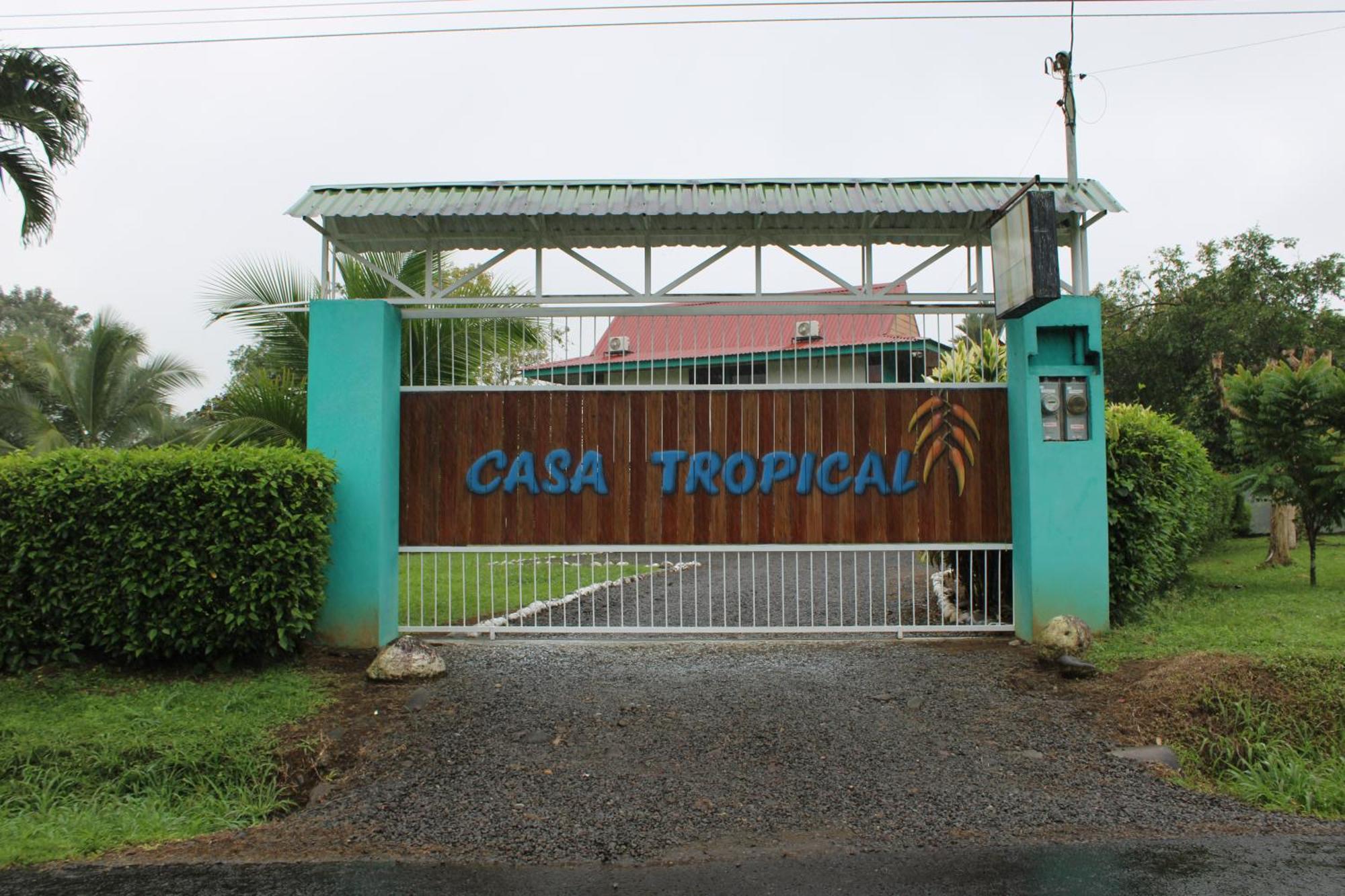 Casa Tropical Honey By The Blue Holiday home *