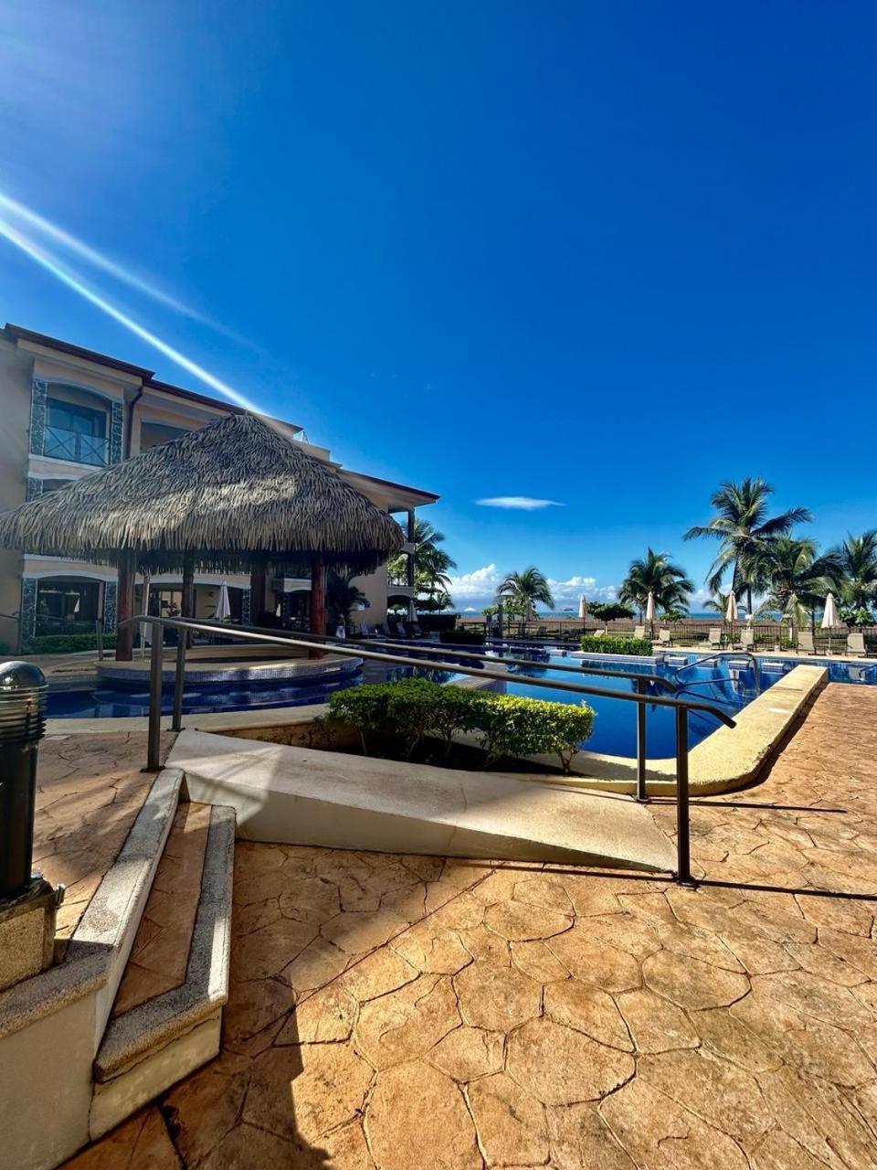 Apartamento De Lujo En Playa Jaco, Frente Al Mar, Wifi, Ac, Parqueo Privado Y Piscinas Apartment *