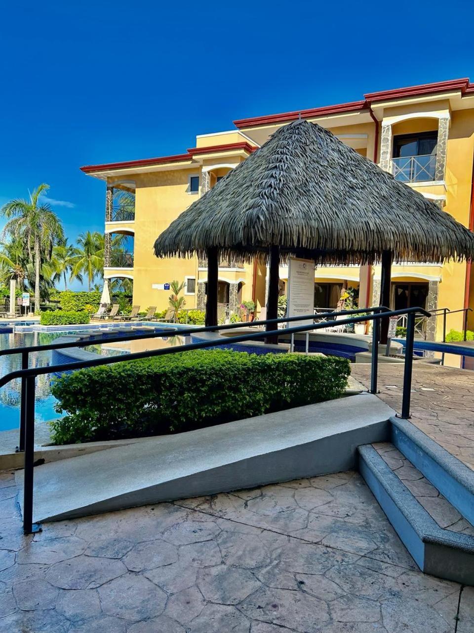Apartamento De Lujo En Playa Jaco, Frente Al Mar, Wifi, Ac, Parqueo Privado Y Piscinas *
