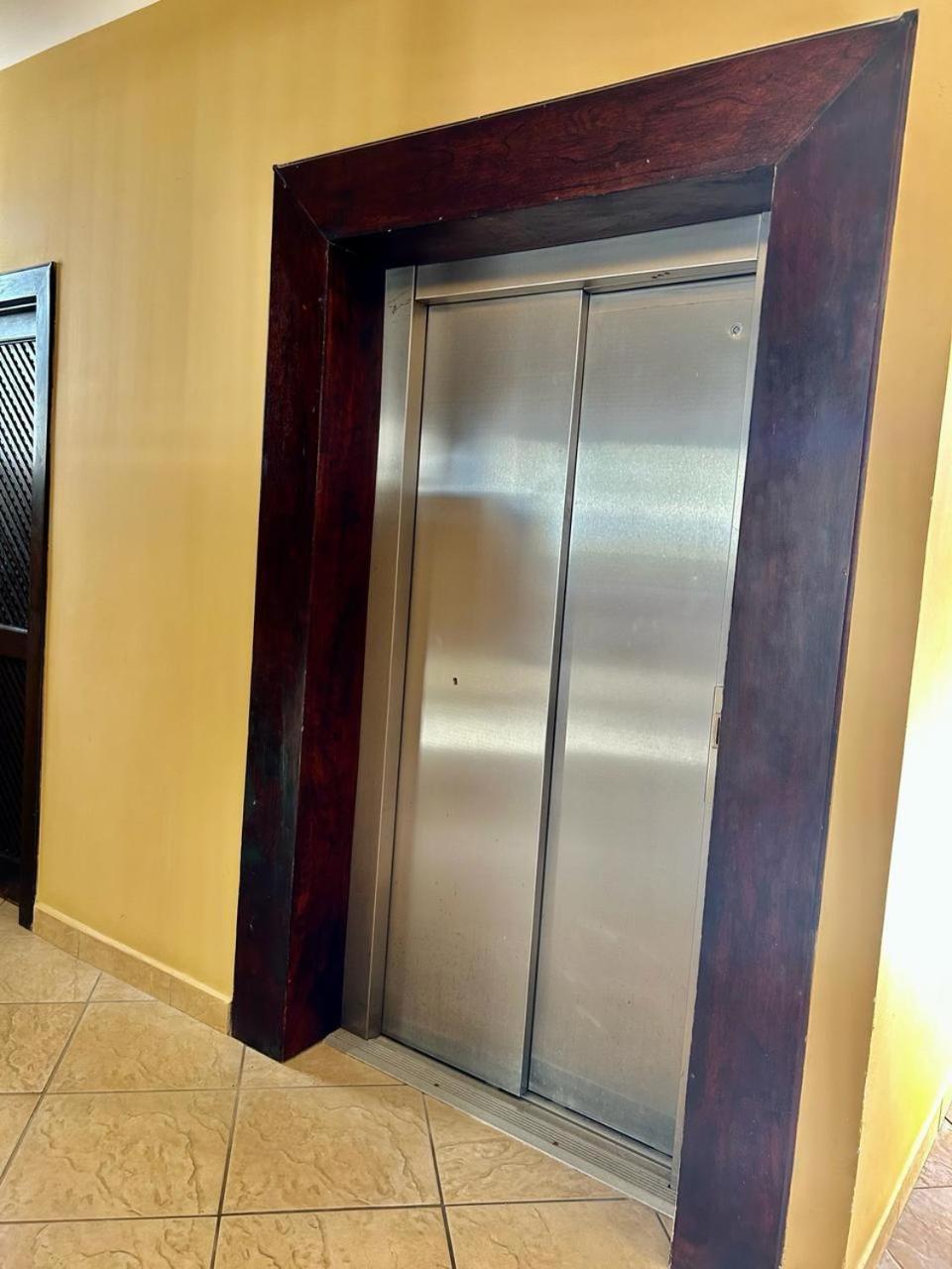 Apartamento De Lujo En Playa Jaco, Frente Al Mar, Wifi, Ac, Parqueo Privado Y Piscinas *