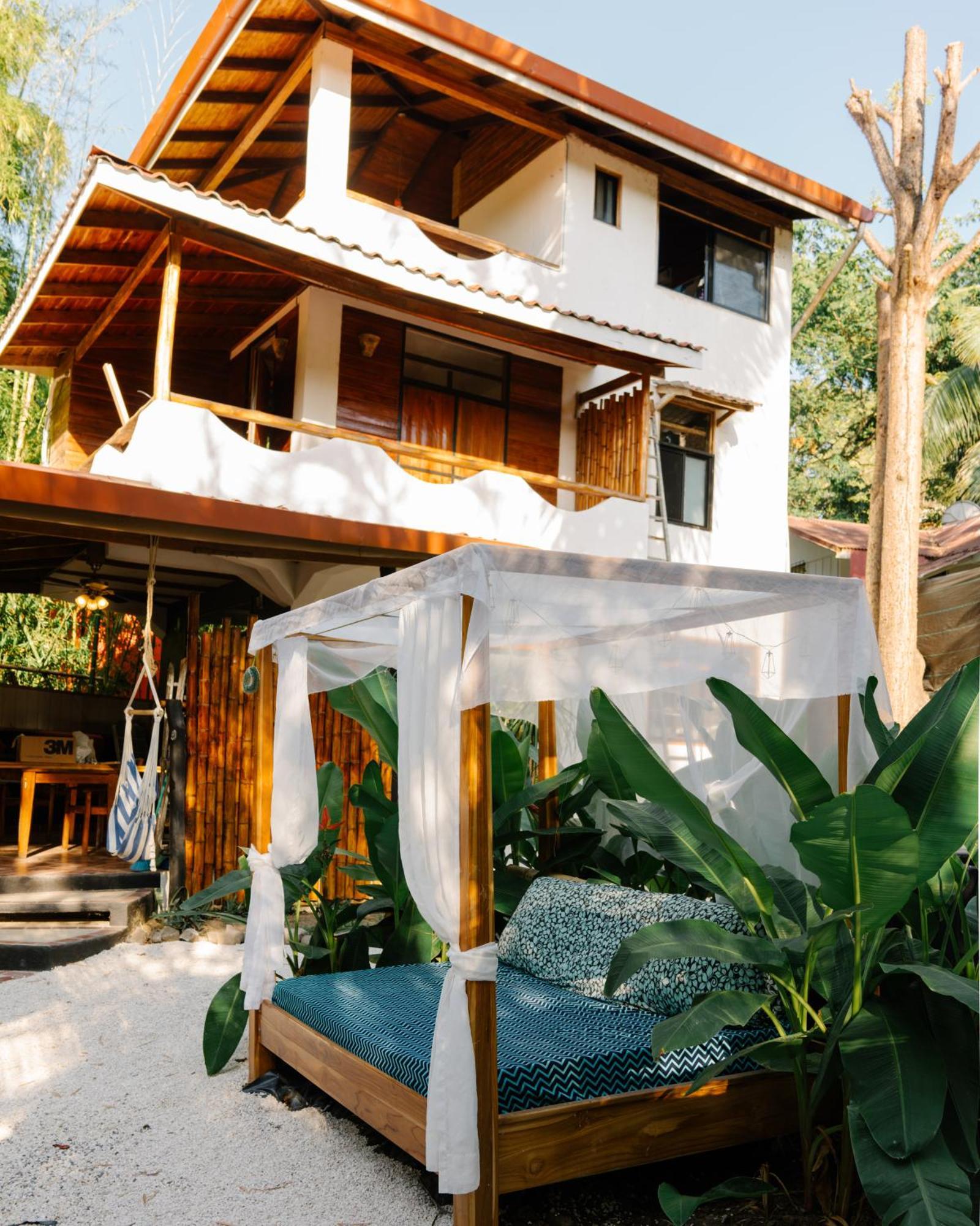 Salty Enthusiasts Share House &