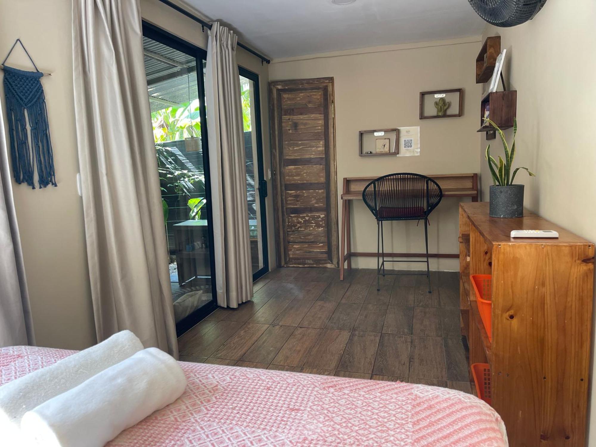 Salty Enthusiasts Share House & Hostel