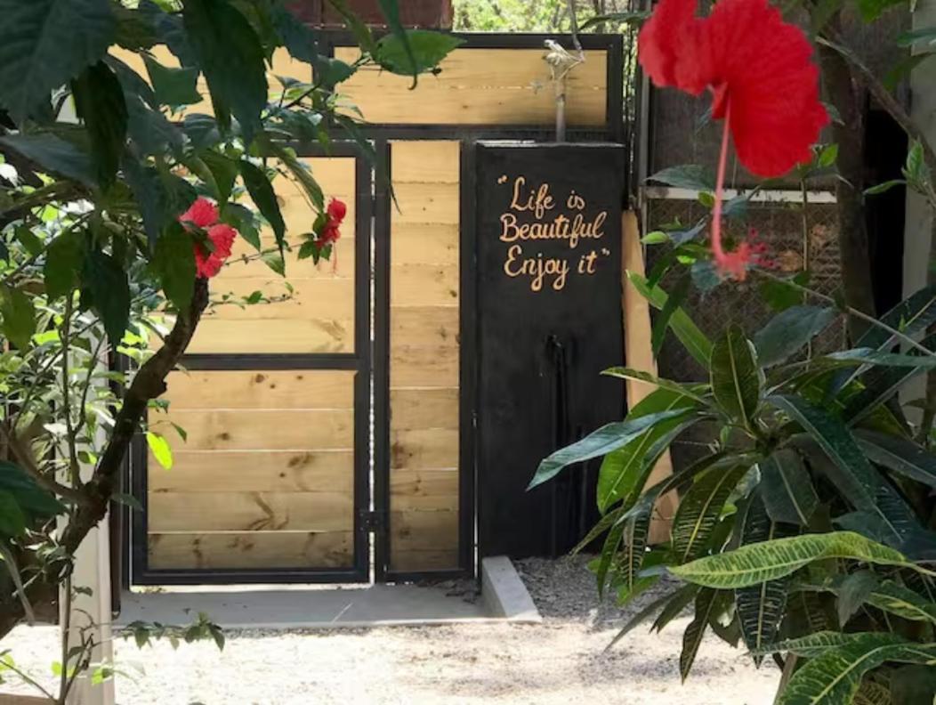 Salty Enthusiasts Share House &
