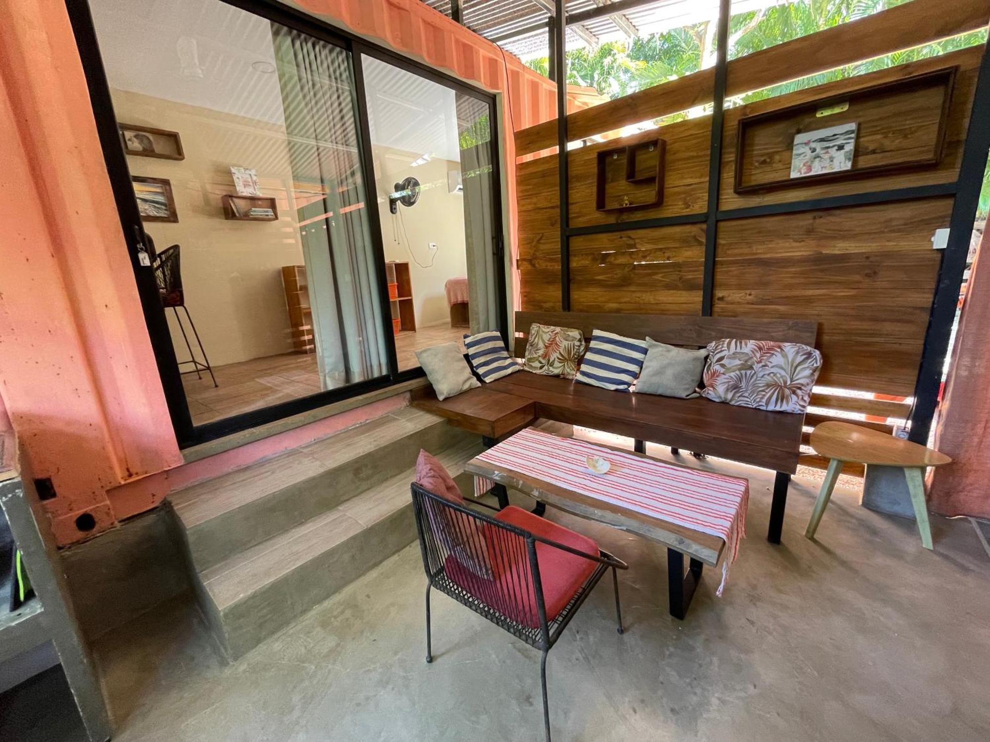 Salty Enthusiasts Share House & Hostel