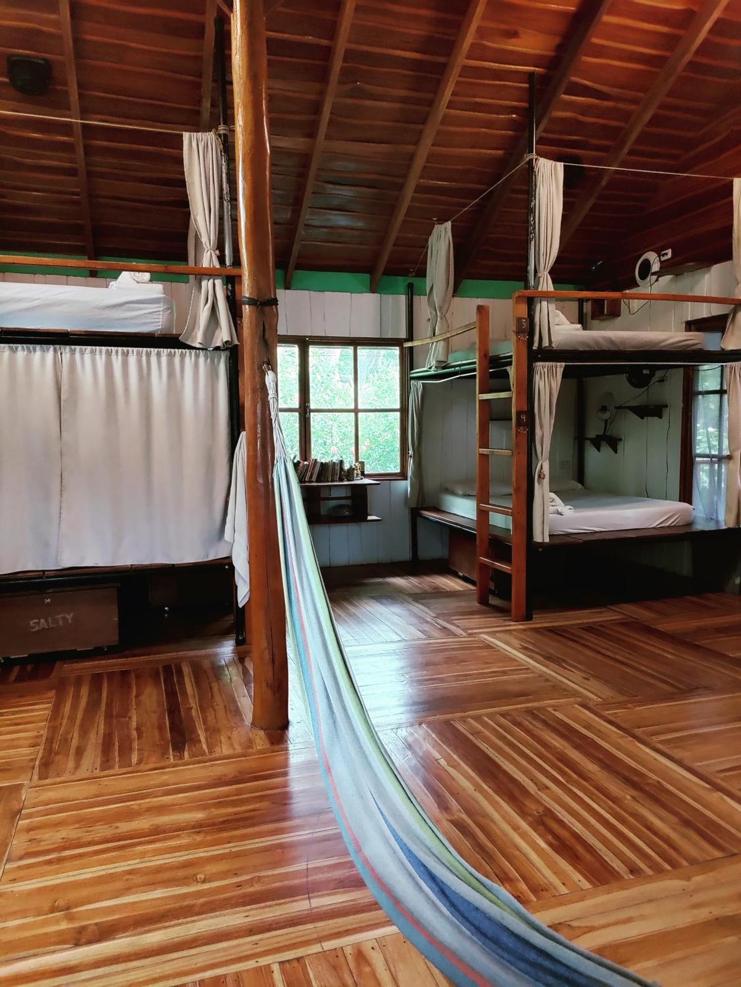 Salty Enthusiasts Share House &