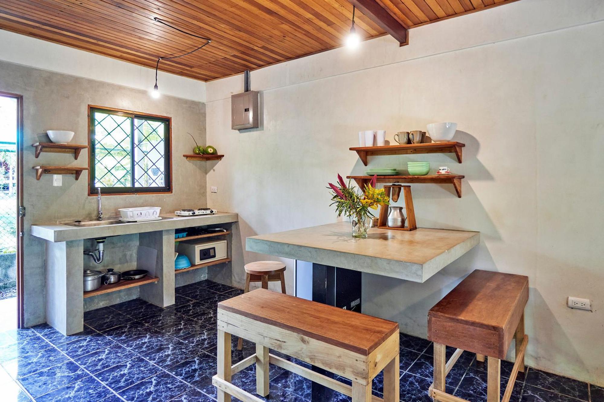 Don Jon's Surf And Yoga Lodge *