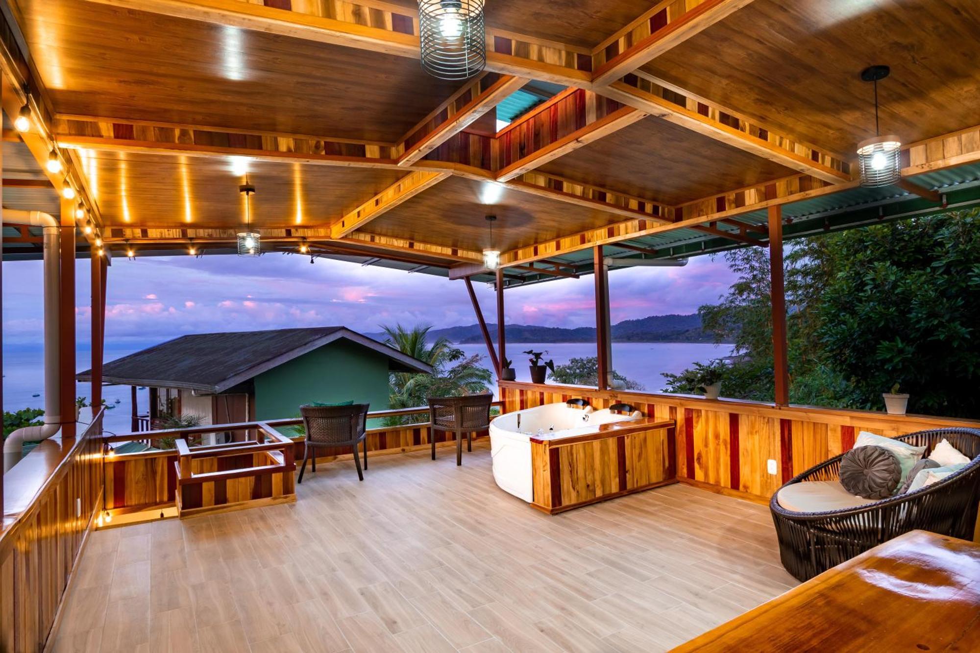 Cotingas Ocean View Drake Bay
