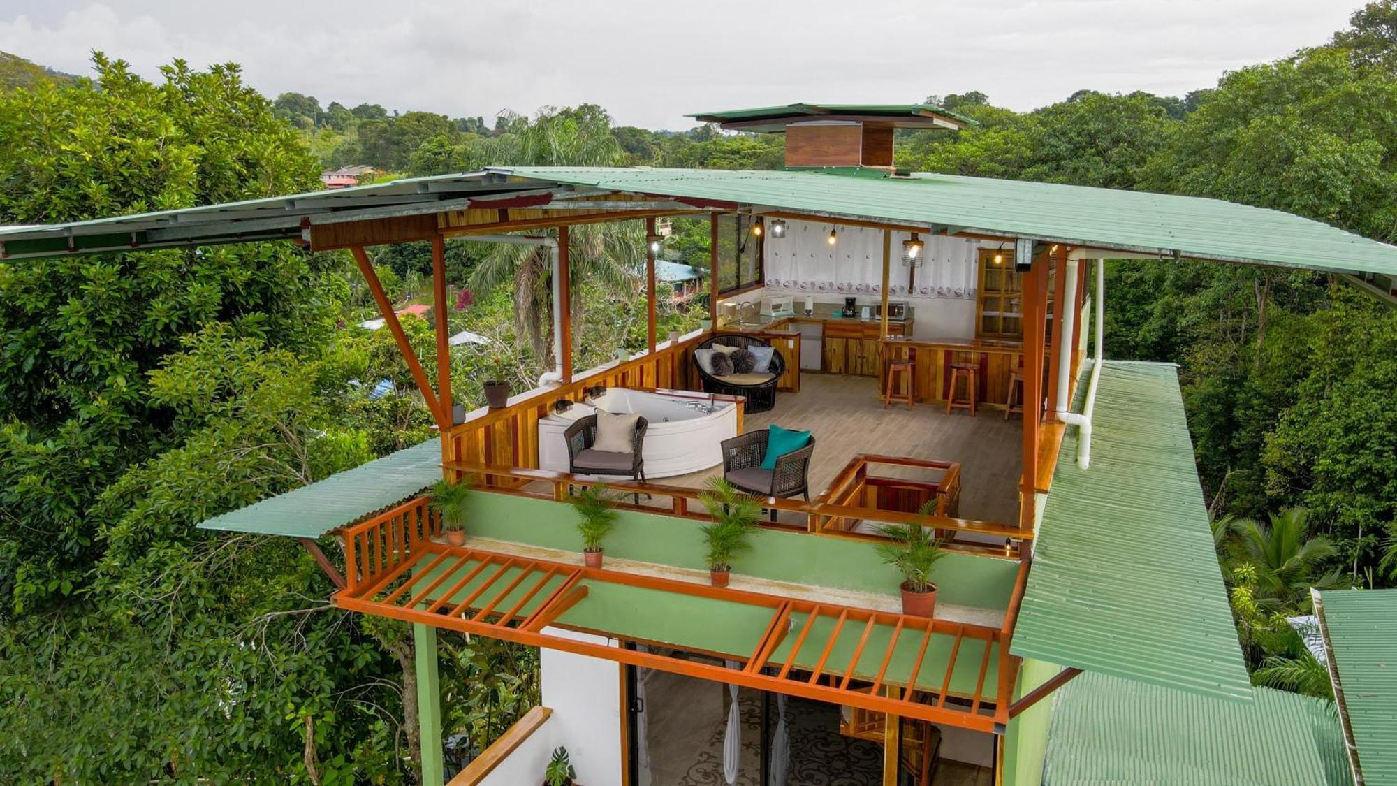 Cotingas Ocean View