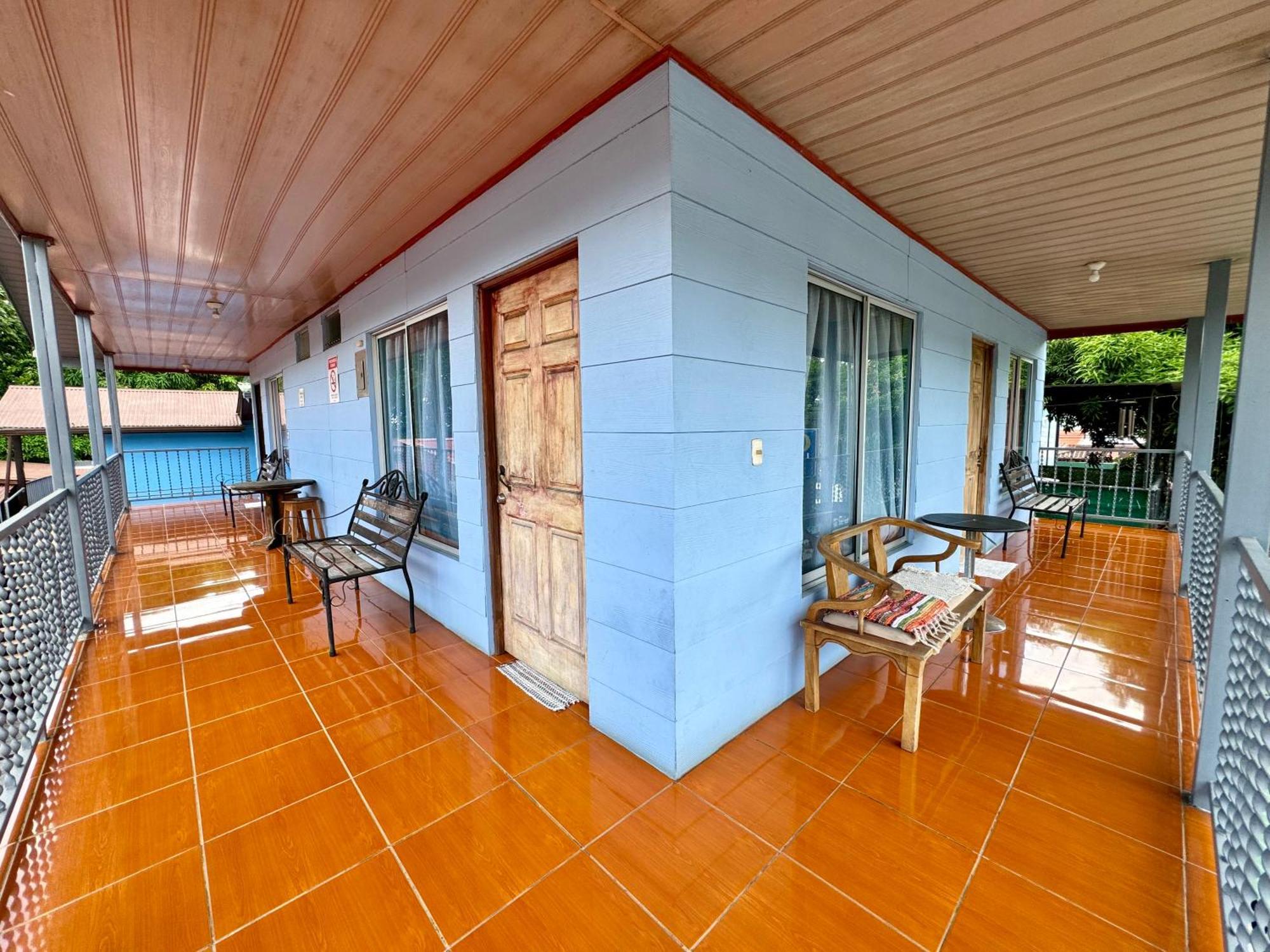 Bed & Breakfast Cabinas Palmas Del Sol