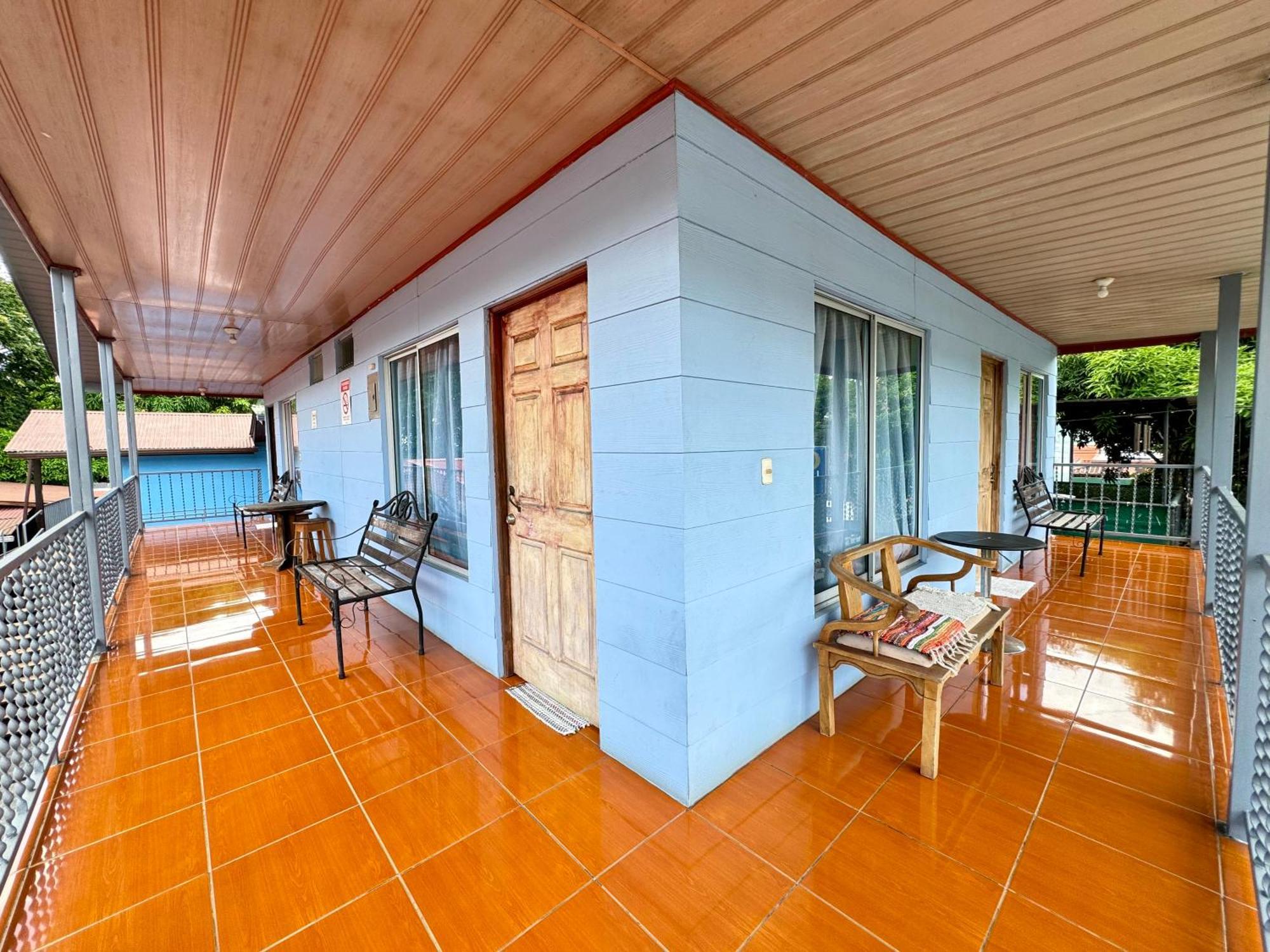 Cabinas Palmas Del Sol Bed & Breakfast *