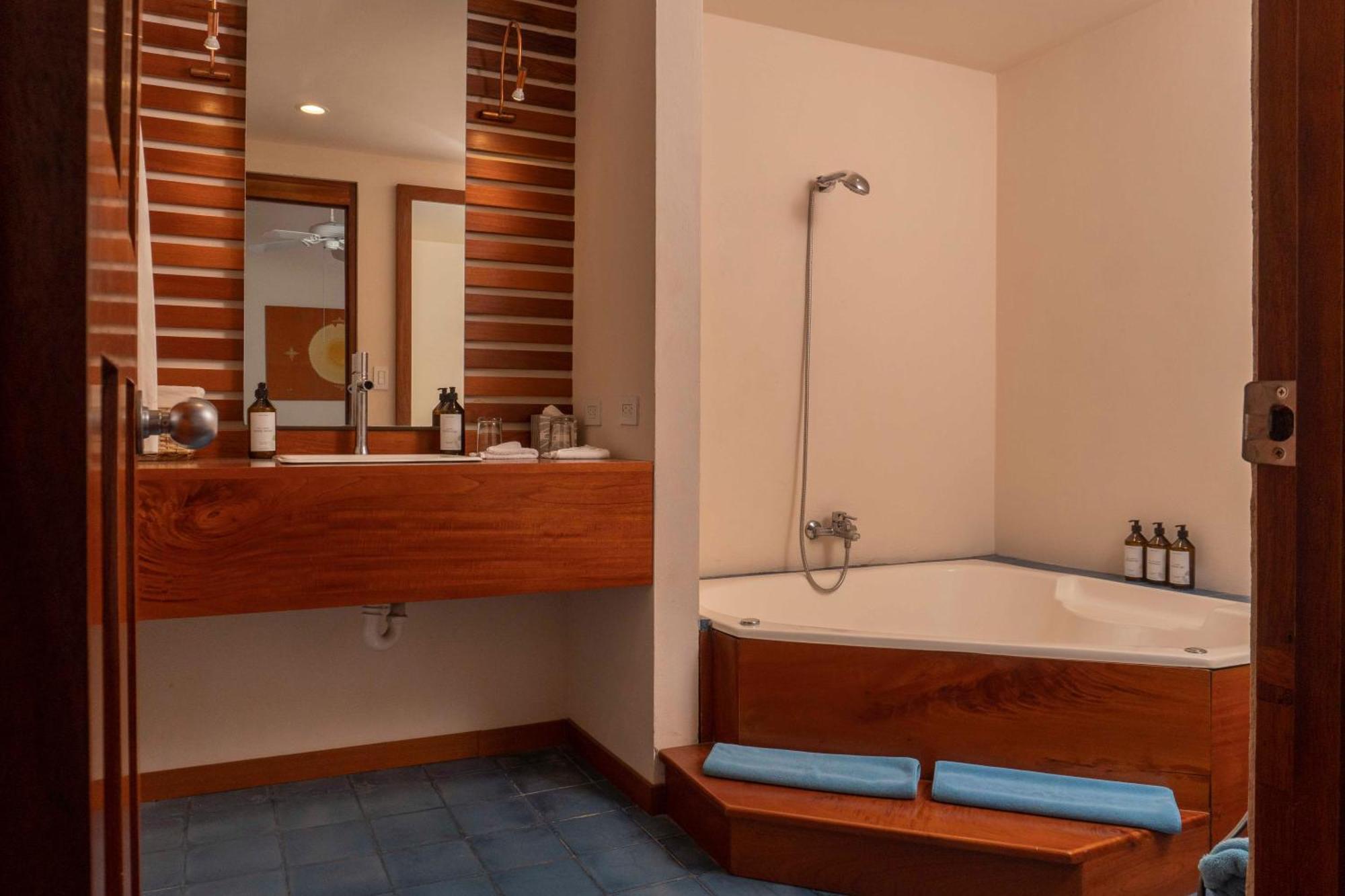 Hotel Capitan Suizo Beachfront Boutique Tamarindo