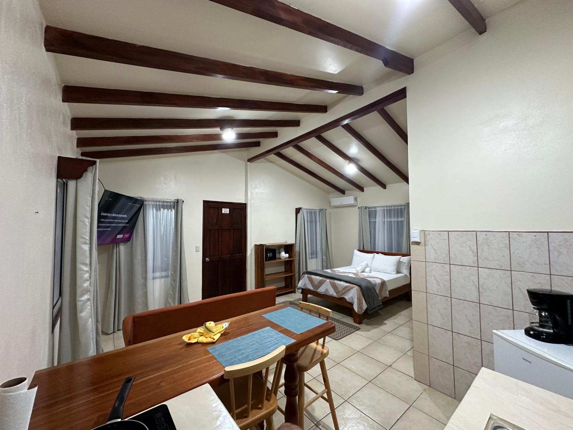 Hotel Loma Real Hot Springs 2*