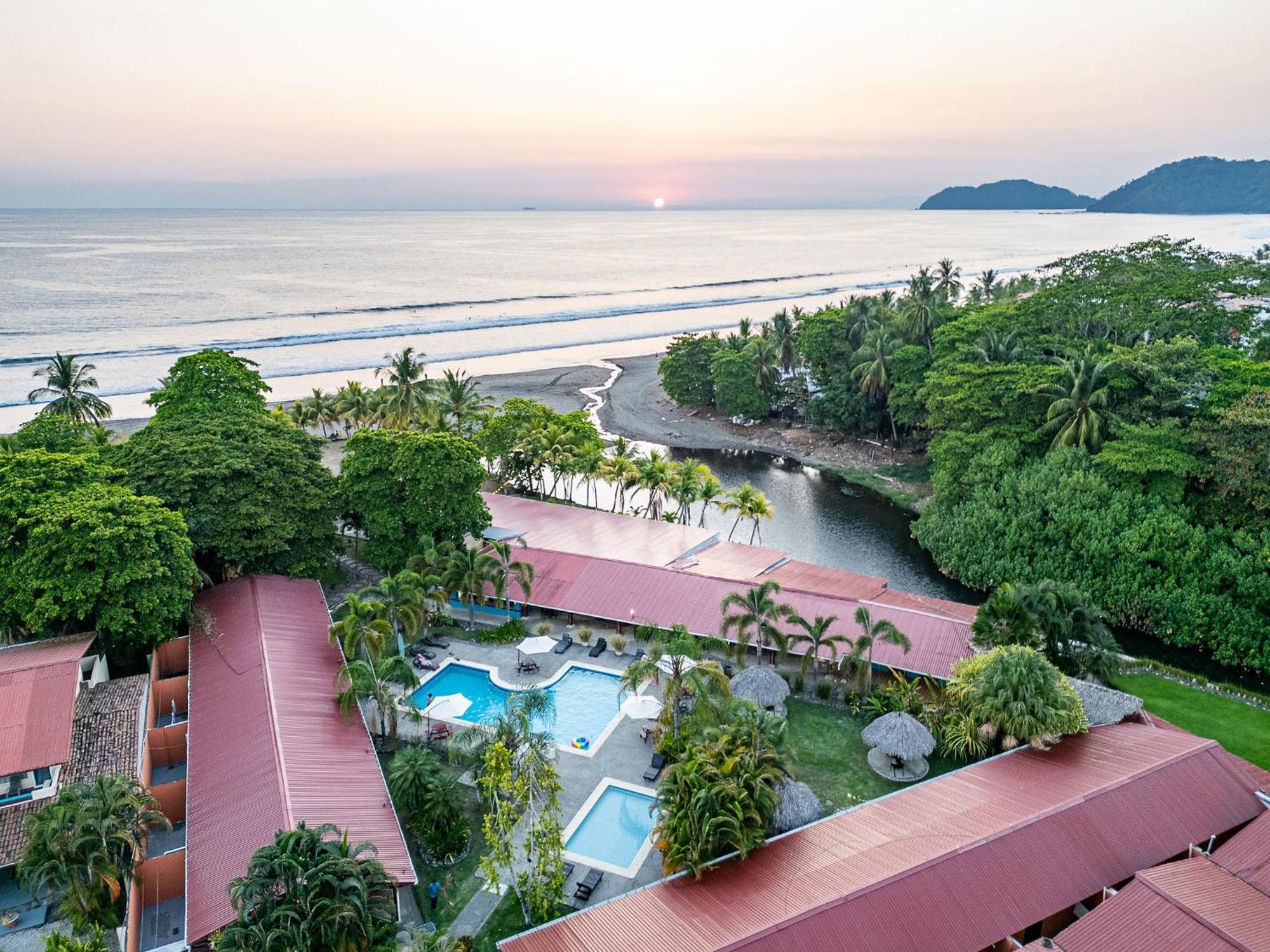 Break & Cr Surf Camp Hotel