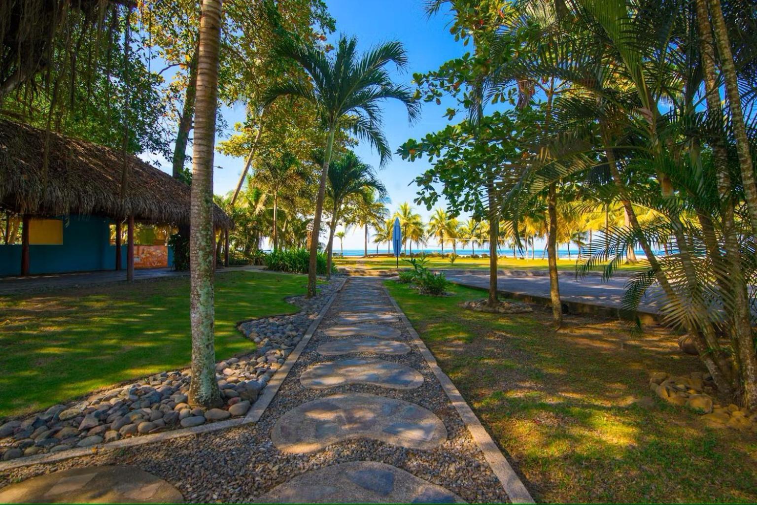 Break & Cr Surf Camp Hotel