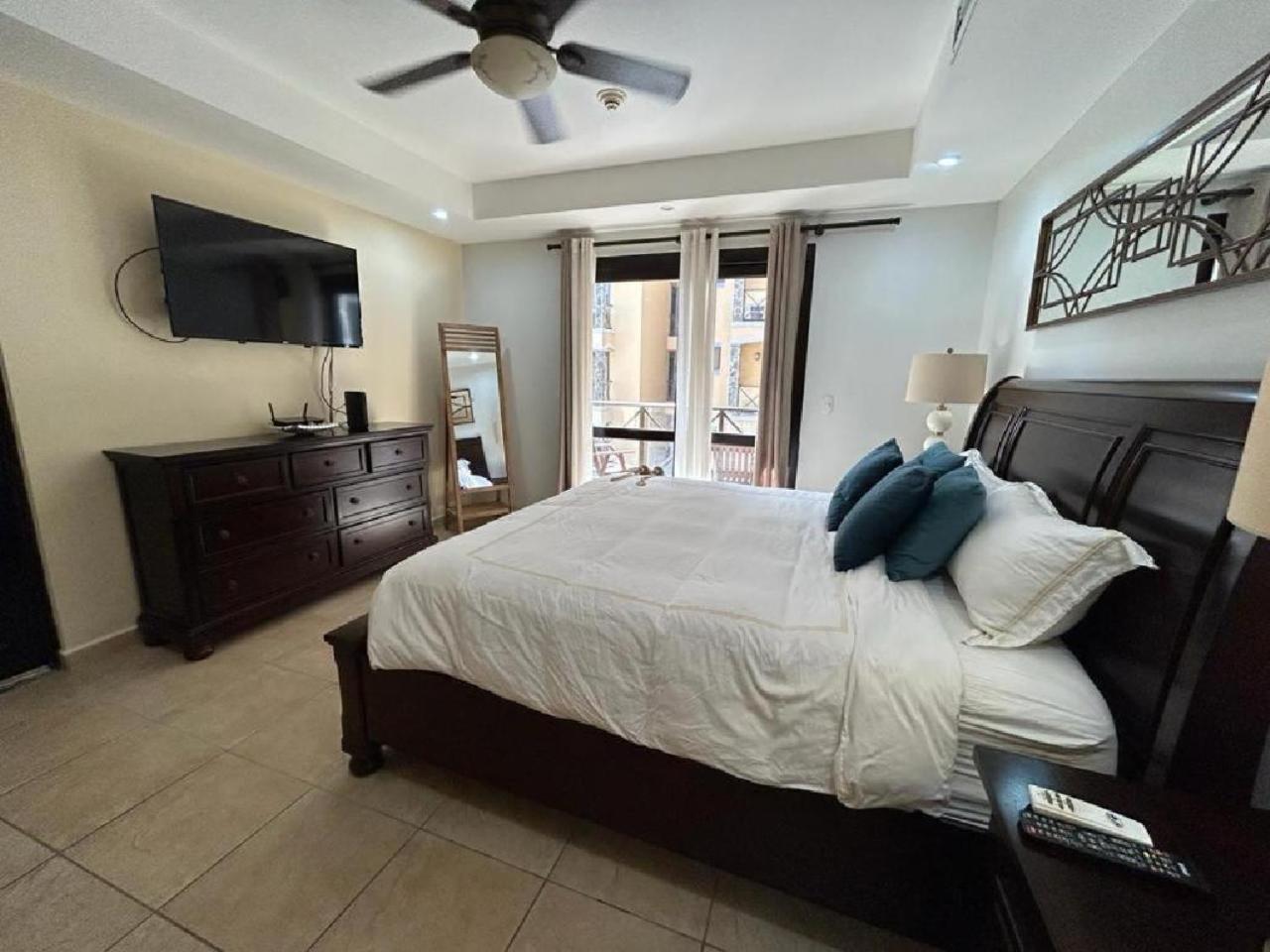 Apartamento De Lujo En Playa Jaco, Frente Al Mar, Wifi, Ac, Parqueo Privado Y Piscinas