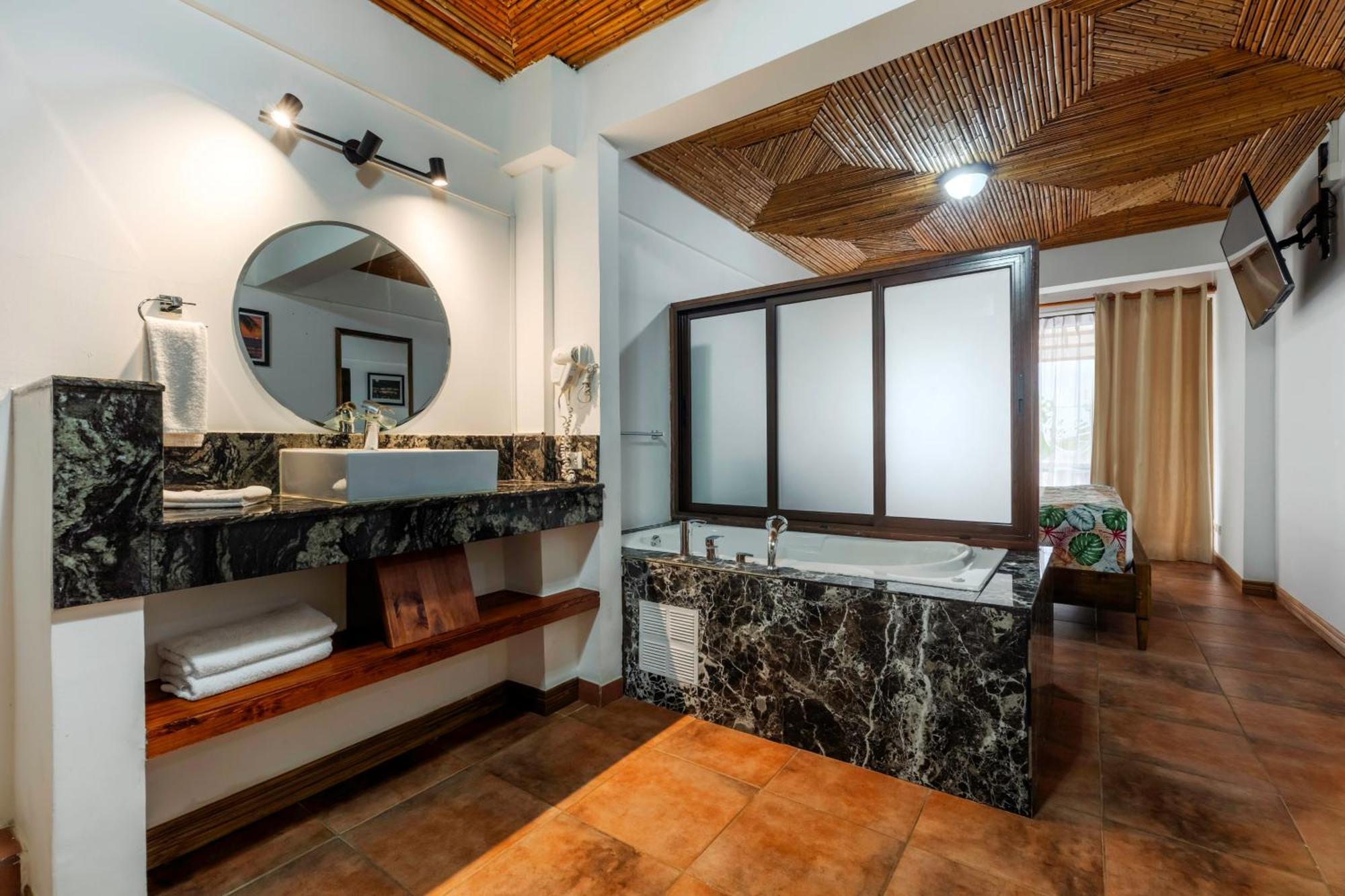Laguna & Club Hotel