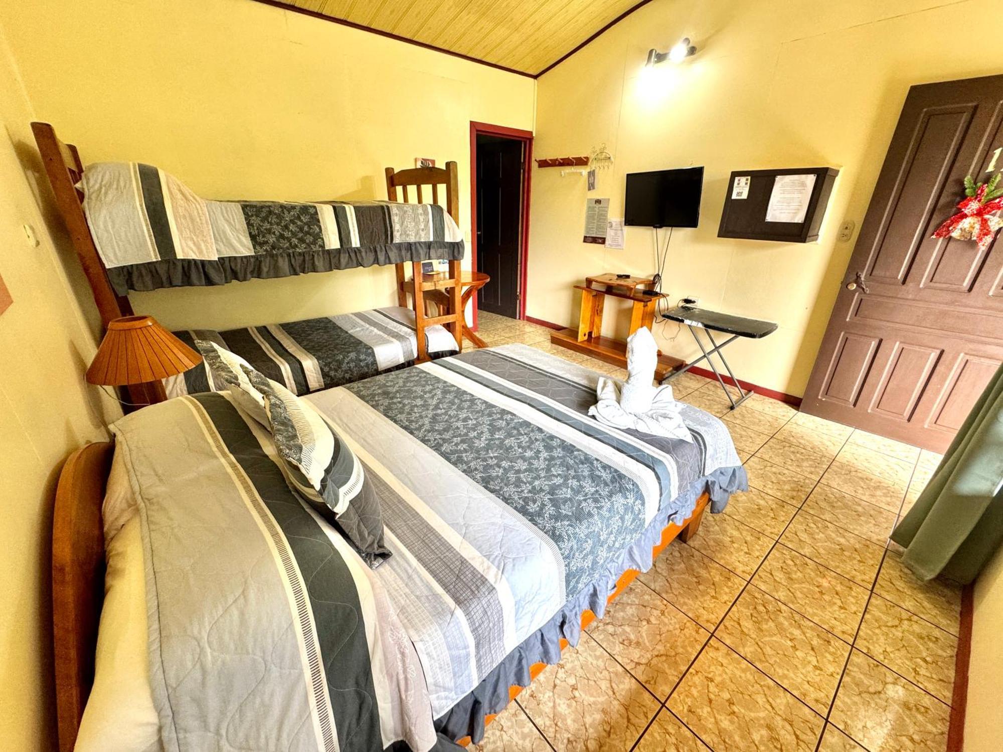 Cabinas El Pueblo B&B Monteverde Bed & Breakfast