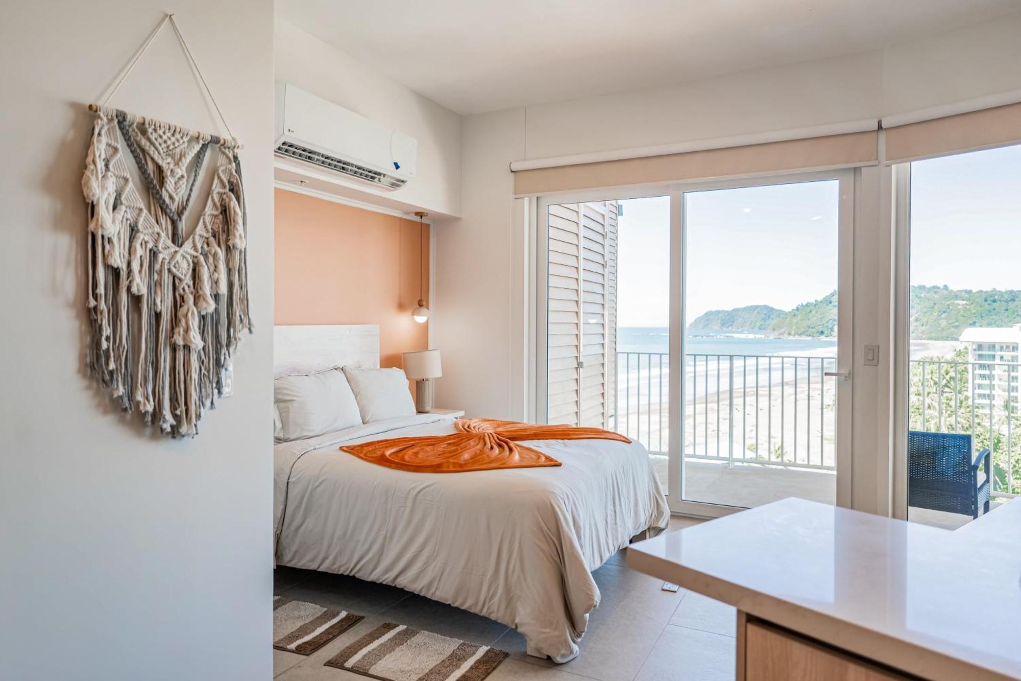 Hotel Nautical Breeze At Pacific Point