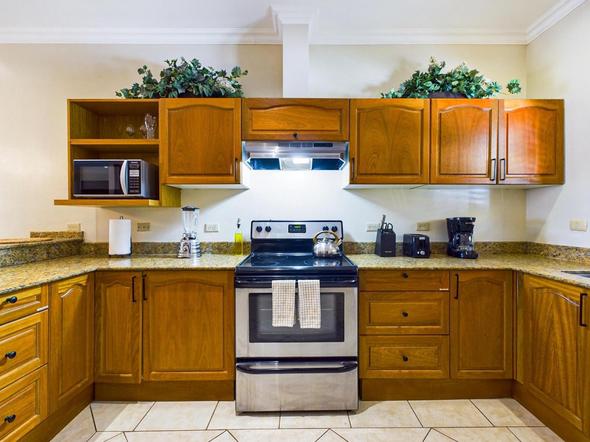 Sunrise 1- 3 Bedroom Poolside Apartment *