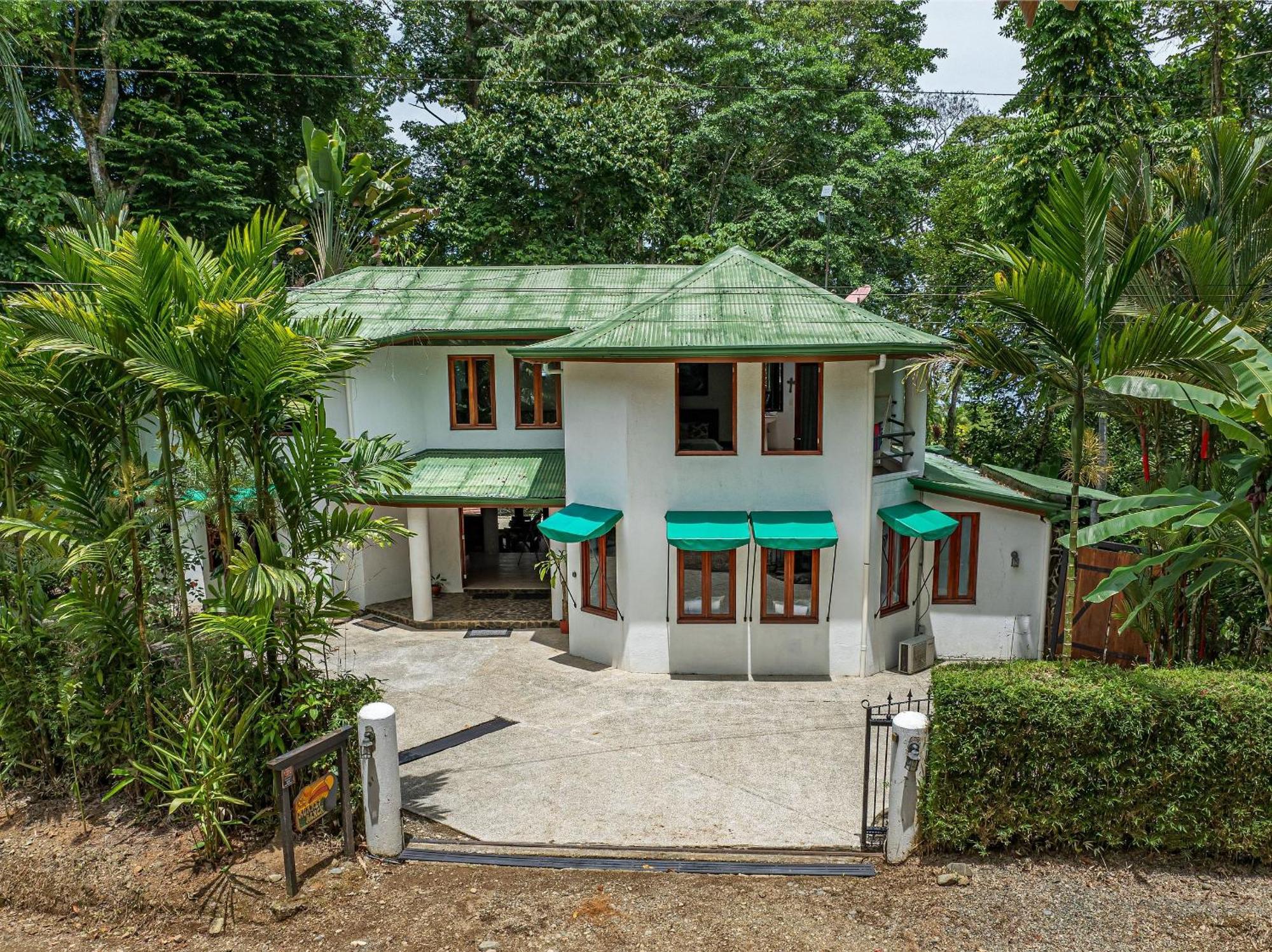 The Jungle Bed & Breakfast Dominicalito
