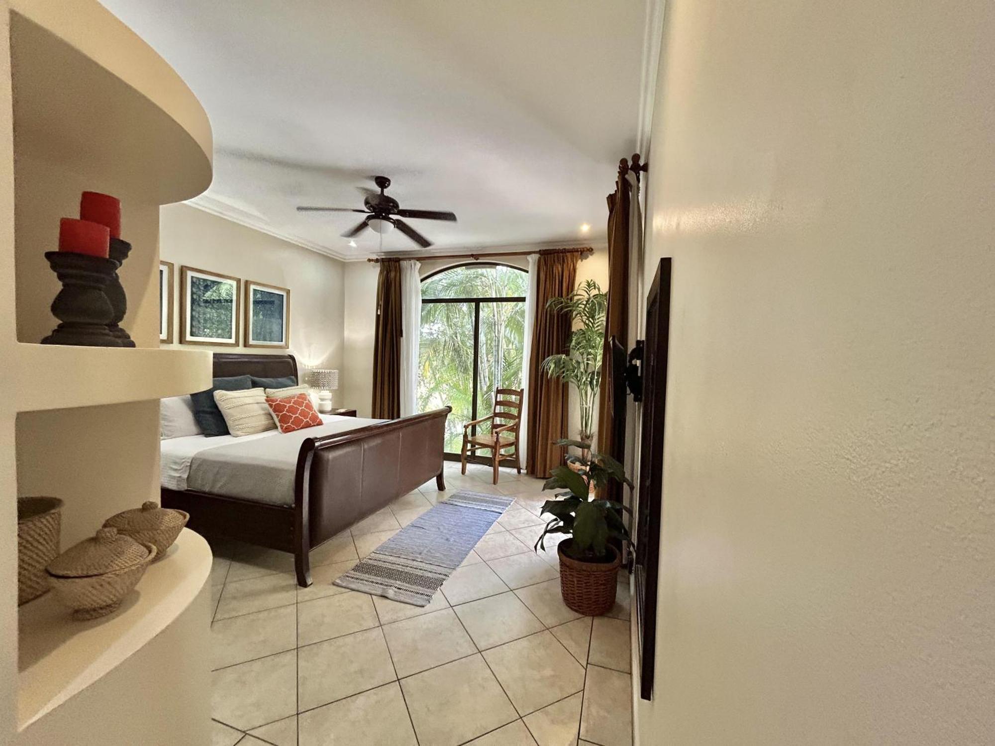 Sunrise 1- 3 Bedroom Poolside Apartment *