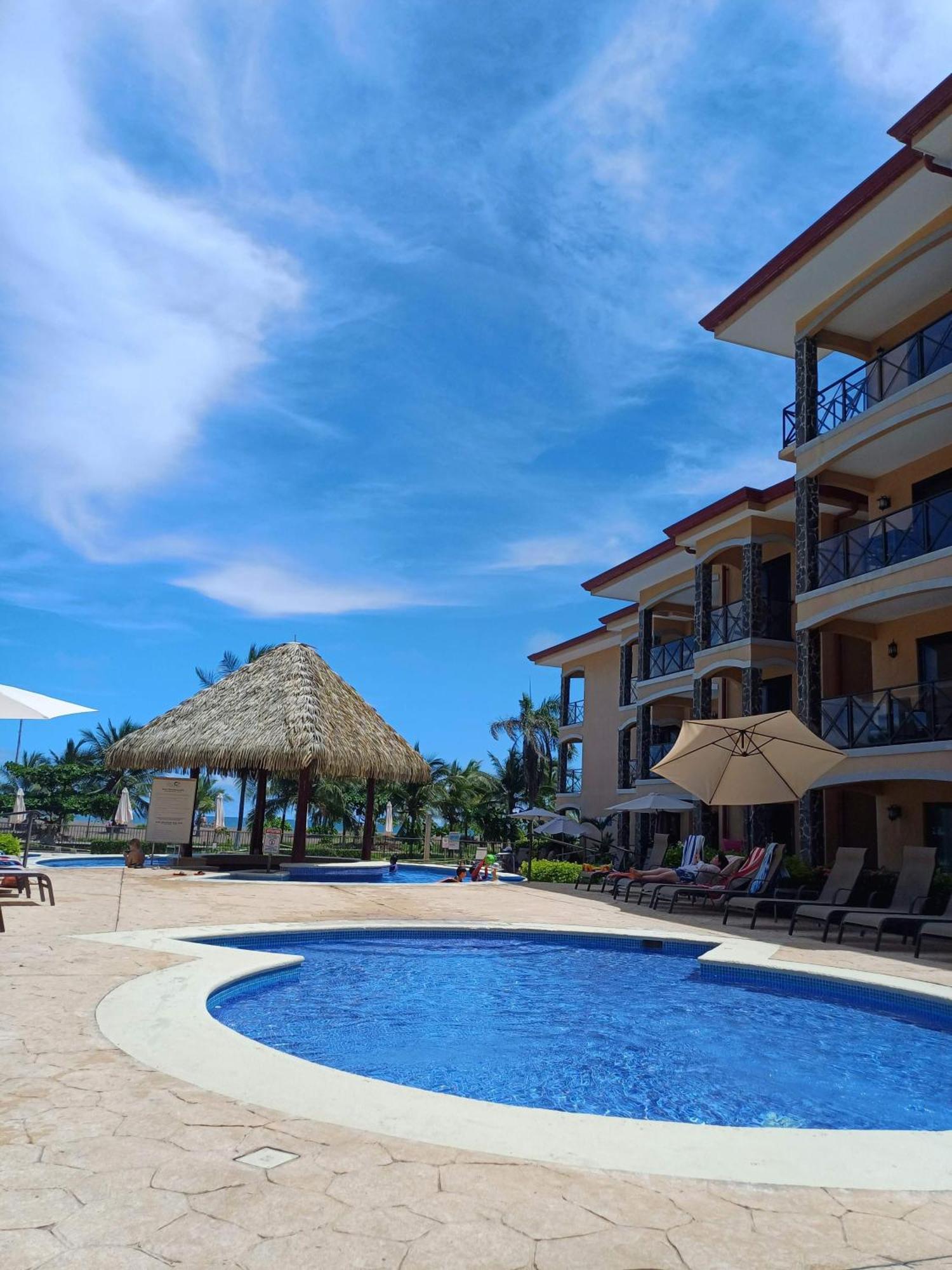 Apartamento De Lujo En Playa Jaco, Frente Al Mar, Wifi, Ac, Parqueo Privado Y Piscinas Jaco