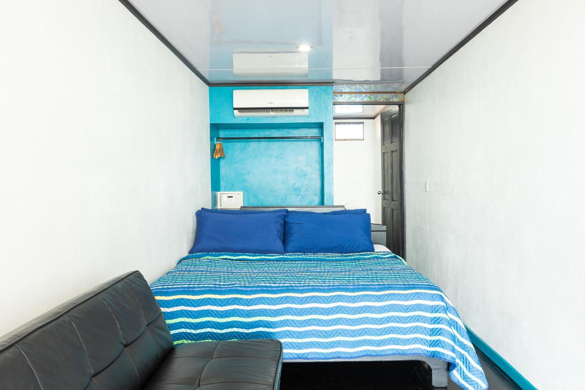 El Faro Containers 3* Manuel Antonio