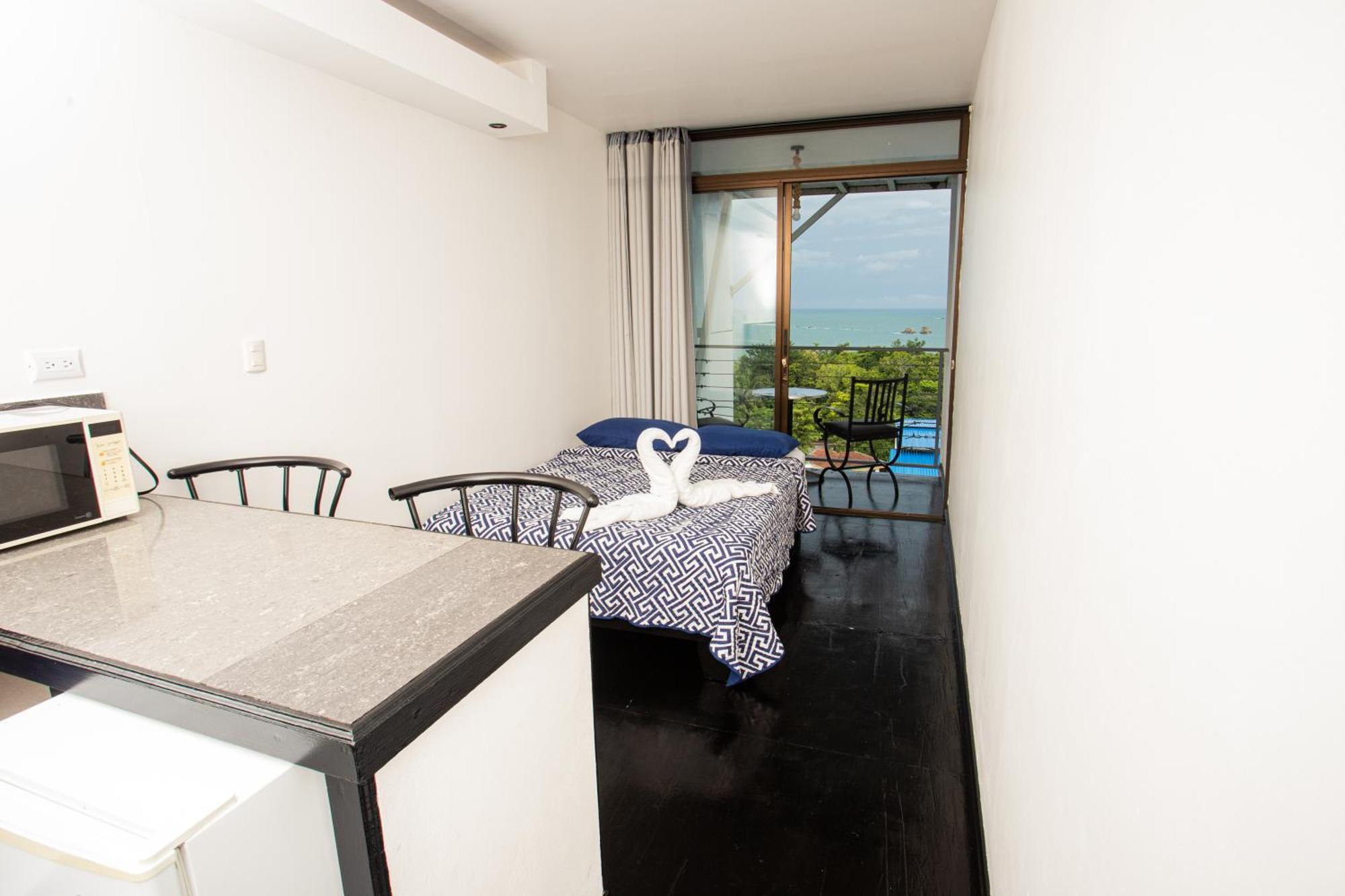 El Faro Containers Hotel 3*
