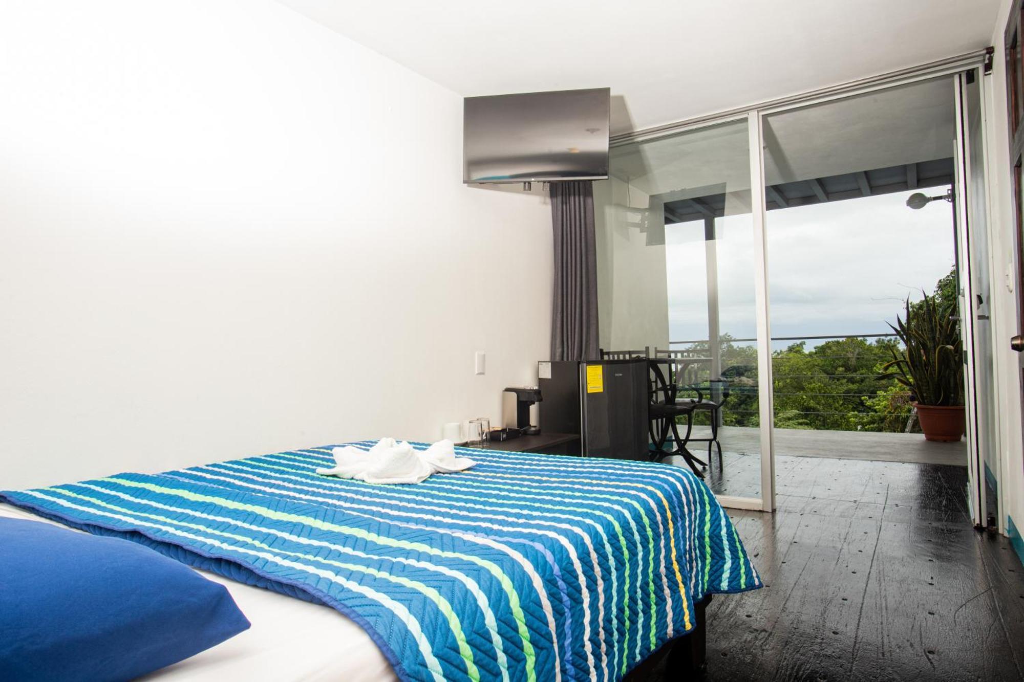 El Faro Containers 3* Manuel Antonio