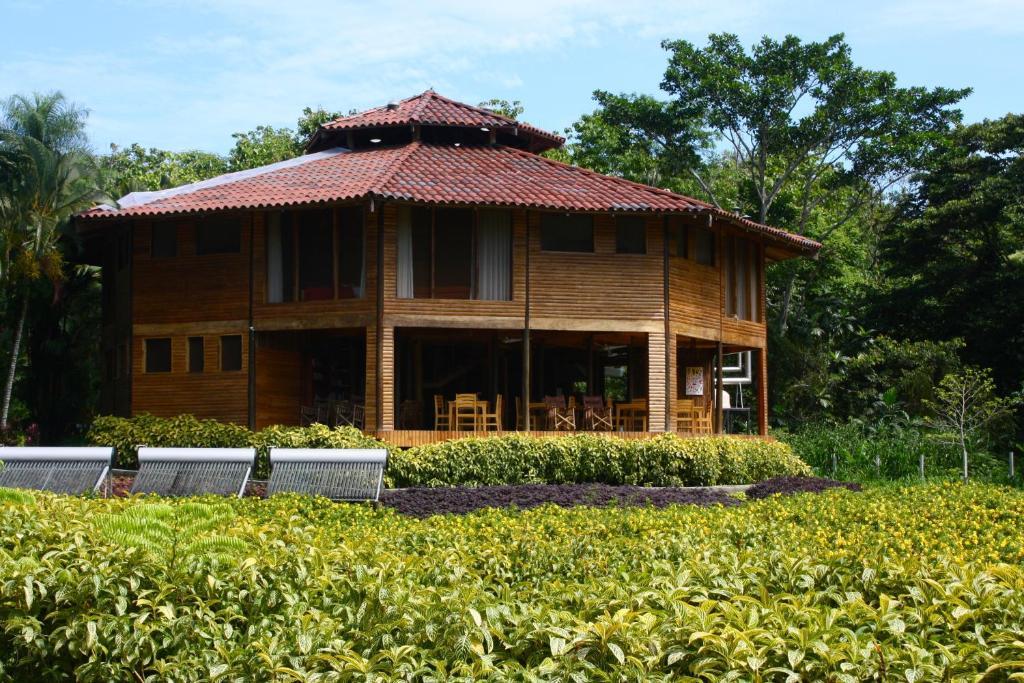 Macaw Lodge *