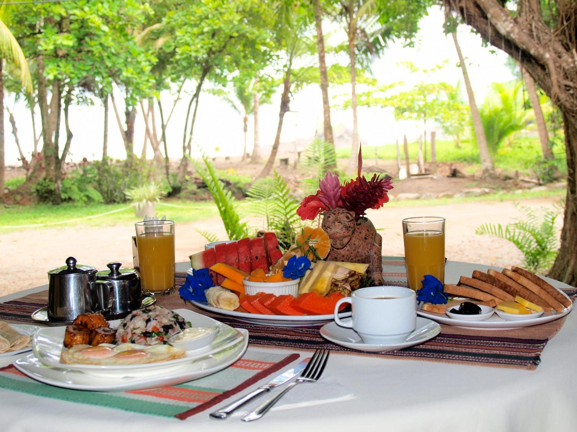 Roca Verde Beachfront Hotel