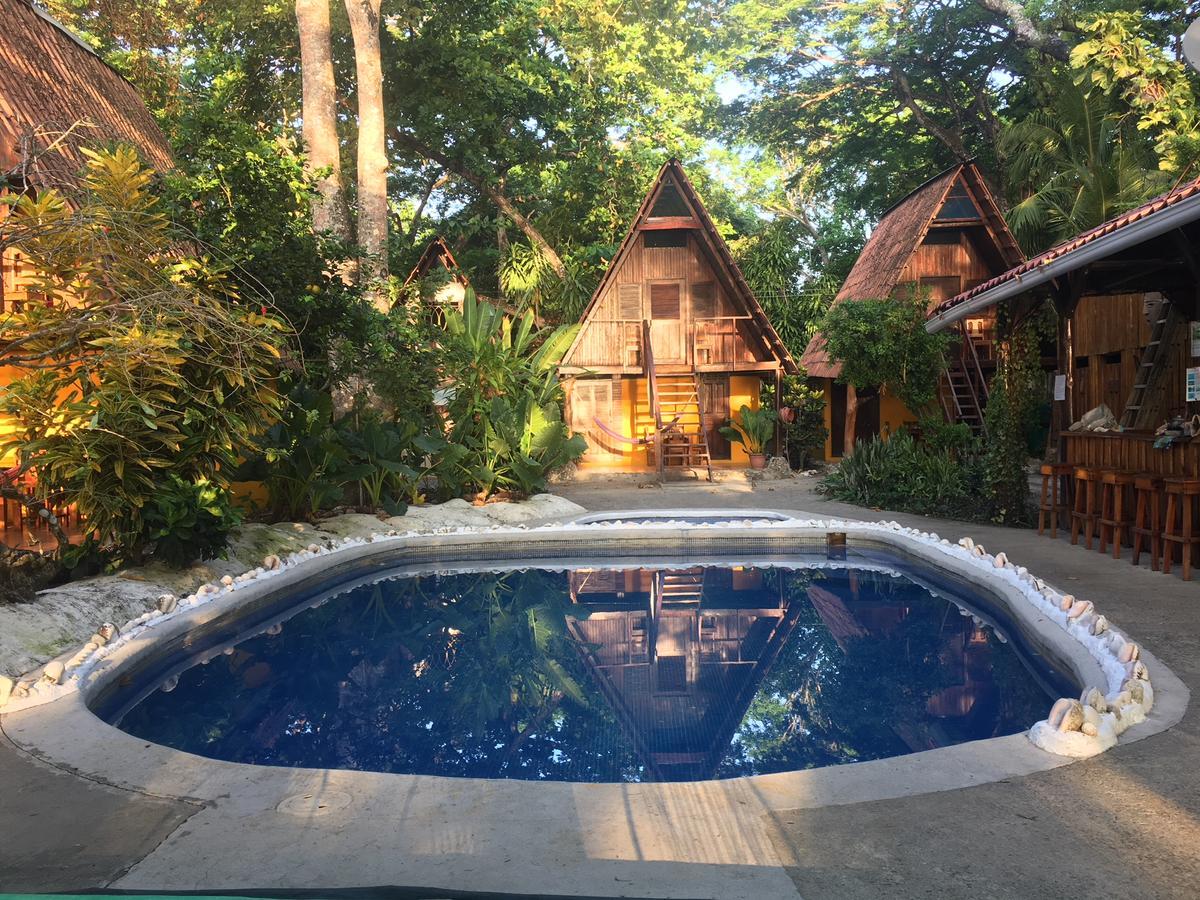 Howler Monkey Hotel 2*