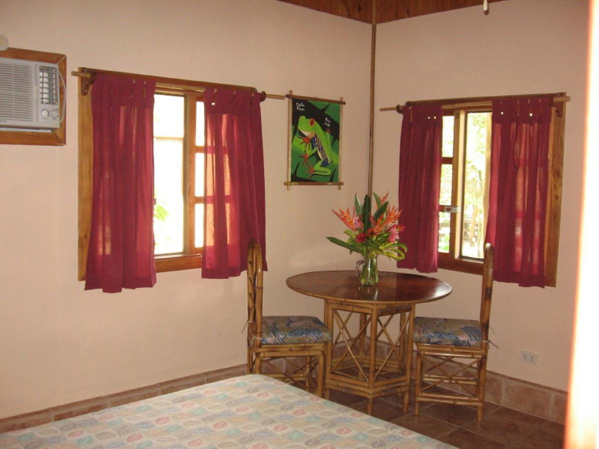 Coconut Grove Oceanfront Cottages * Dominical